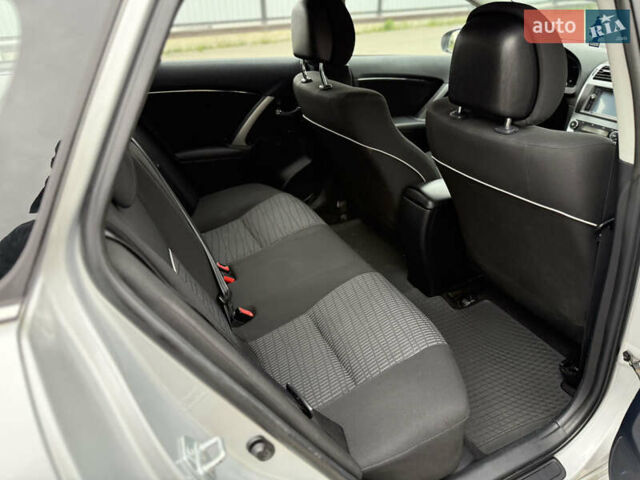 Серый Тойота Авенсис, объемом двигателя 2 л и пробегом 243 тыс. км за 8450 $, фото 15 на Automoto.ua