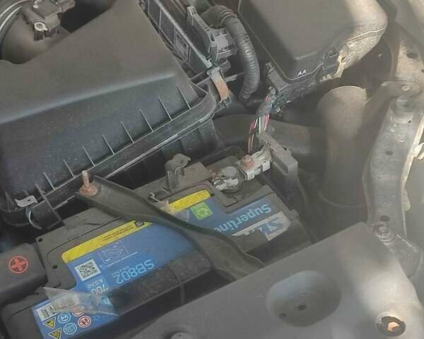 Сірий Тойота Авенсіс, об'ємом двигуна 2 л та пробігом 240 тис. км за 10500 $, фото 4 на Automoto.ua