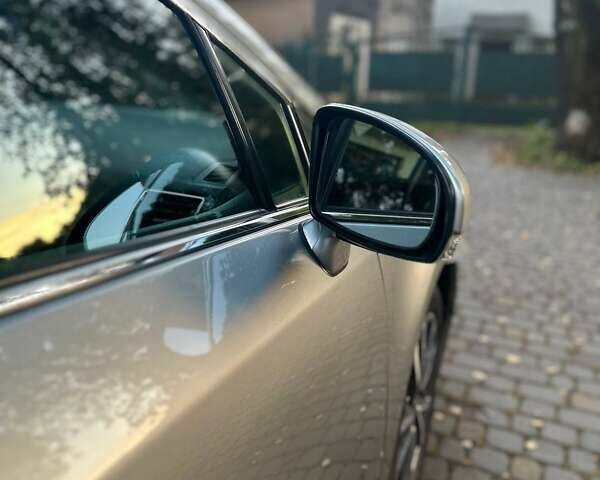 Серый Тойота Авенсис, объемом двигателя 2.2 л и пробегом 175 тыс. км за 12000 $, фото 17 на Automoto.ua