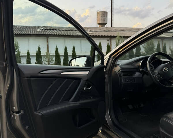 Серый Тойота Авенсис, объемом двигателя 2 л и пробегом 178 тыс. км за 14400 $, фото 33 на Automoto.ua