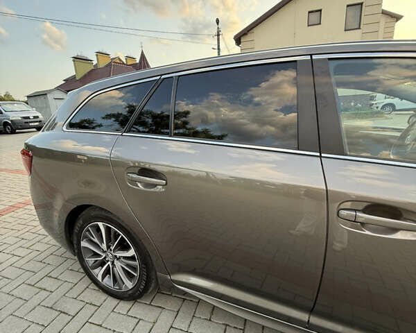 Серый Тойота Авенсис, объемом двигателя 2 л и пробегом 178 тыс. км за 14400 $, фото 7 на Automoto.ua