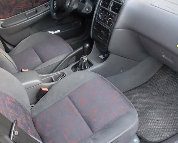 Серый Тойота Авенсис, объемом двигателя 1.6 л и пробегом 210 тыс. км за 2800 $, фото 2 на Automoto.ua