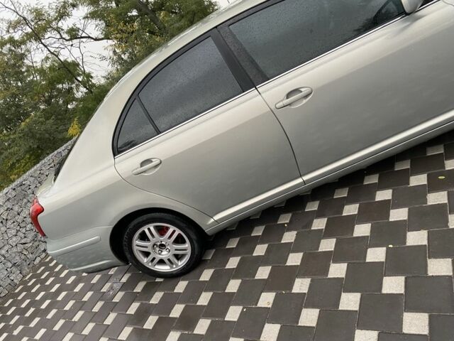 Серый Тойота Авенсис, объемом двигателя 2 л и пробегом 235 тыс. км за 5500 $, фото 3 на Automoto.ua