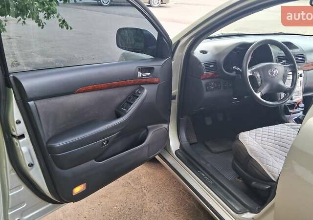 Серый Тойота Авенсис, объемом двигателя 2 л и пробегом 250 тыс. км за 5100 $, фото 17 на Automoto.ua
