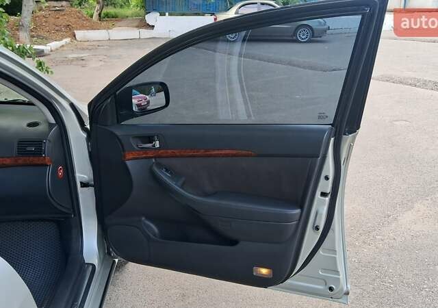 Серый Тойота Авенсис, объемом двигателя 2 л и пробегом 250 тыс. км за 5100 $, фото 12 на Automoto.ua