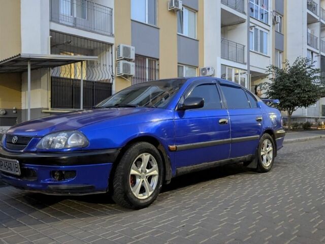 Синий Тойота Авенсис, объемом двигателя 1.6 л и пробегом 351 тыс. км за 3400 $, фото 2 на Automoto.ua