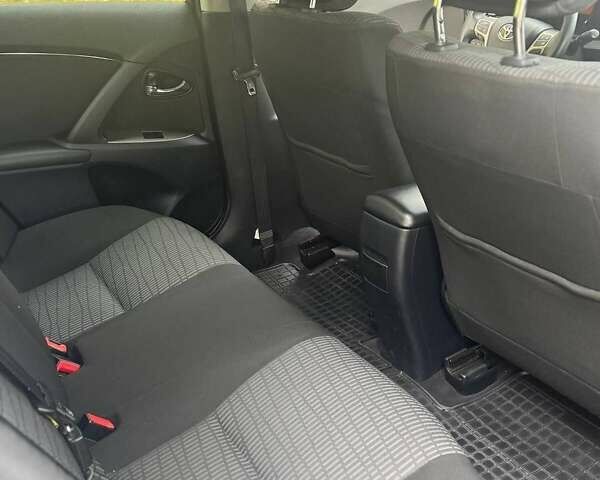 Синий Тойота Авенсис, объемом двигателя 2 л и пробегом 167 тыс. км за 9500 $, фото 4 на Automoto.ua