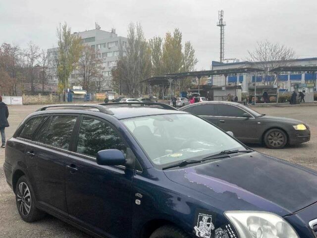 Синий Тойота Авенсис, объемом двигателя 2 л и пробегом 300 тыс. км за 1883 $, фото 1 на Automoto.ua