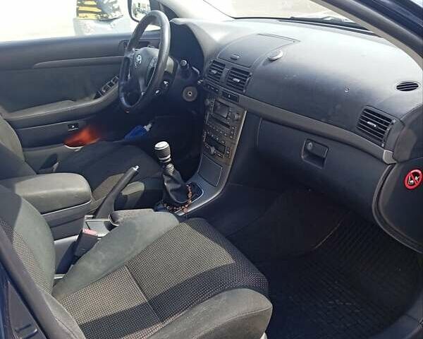 Синий Тойота Авенсис, объемом двигателя 2 л и пробегом 275 тыс. км за 7500 $, фото 1 на Automoto.ua