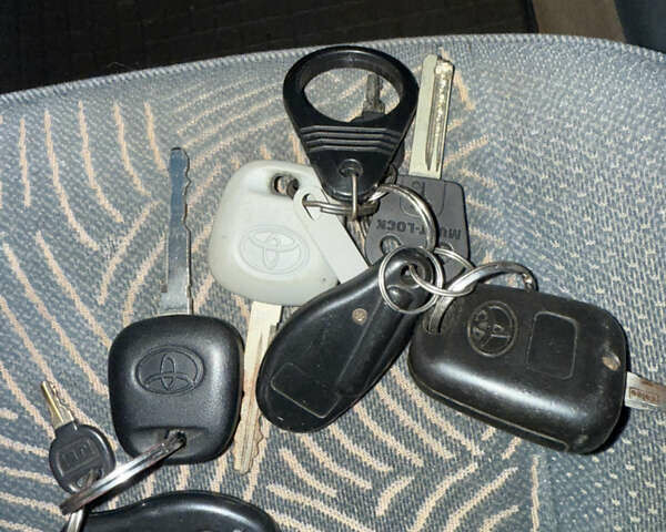 Зелений Тойота Авенсіс, об'ємом двигуна 1.8 л та пробігом 220 тис. км за 3999 $, фото 12 на Automoto.ua