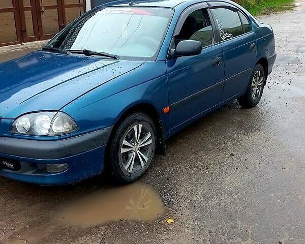 Зеленый Тойота Авенсис, объемом двигателя 1.6 л и пробегом 360 тыс. км за 3100 $, фото 1 на Automoto.ua