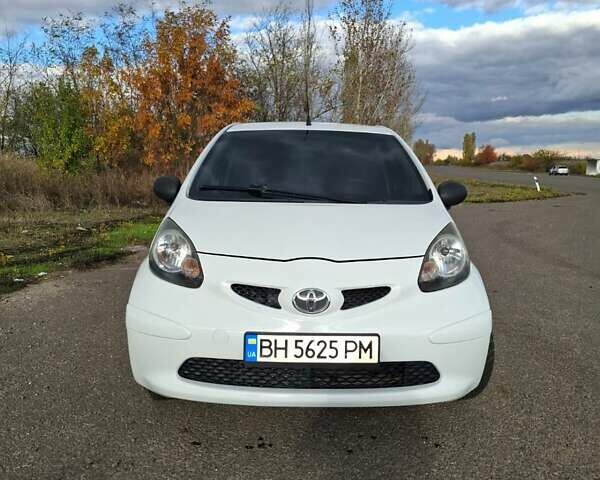 Белый Тойота Айго, объемом двигателя 1 л и пробегом 111 тыс. км за 4300 $, фото 7 на Automoto.ua