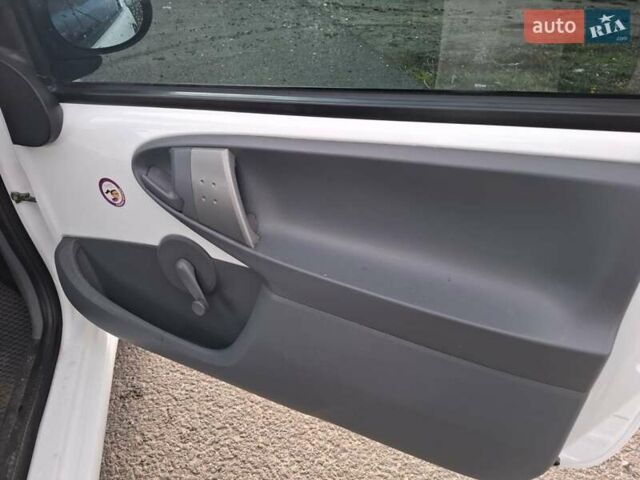 Белый Тойота Айго, объемом двигателя 1 л и пробегом 111 тыс. км за 4300 $, фото 14 на Automoto.ua