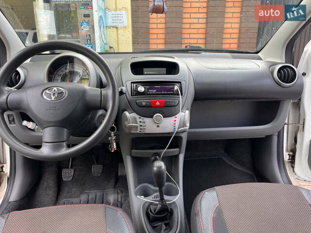 Белый Тойота Айго, объемом двигателя 1 л и пробегом 125 тыс. км за 5400 $, фото 30 на Automoto.ua