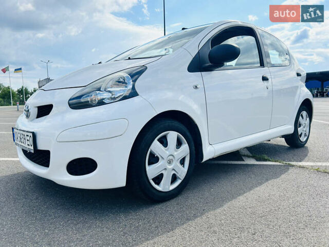 Белый Тойота Айго, объемом двигателя 1 л и пробегом 125 тыс. км за 5400 $, фото 3 на Automoto.ua