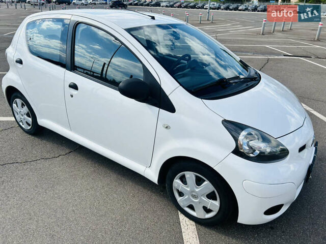 Белый Тойота Айго, объемом двигателя 1 л и пробегом 125 тыс. км за 5400 $, фото 9 на Automoto.ua