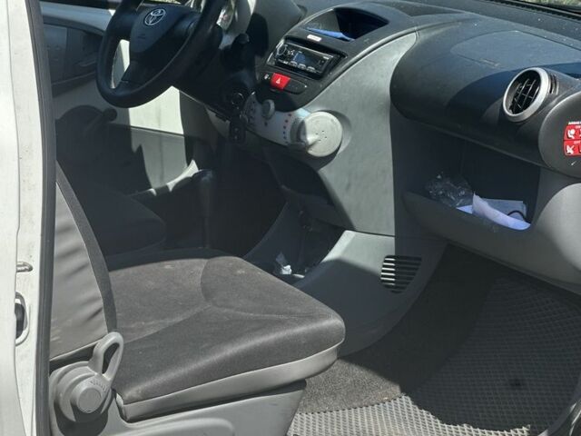 Тойота Айго 2009 в Житомире на Automoto.ua Белый Тойота Айго, объемом двигателя 1 л и пробегом 109 тыс. км за 3700 $, фото 3 на Automoto.ua