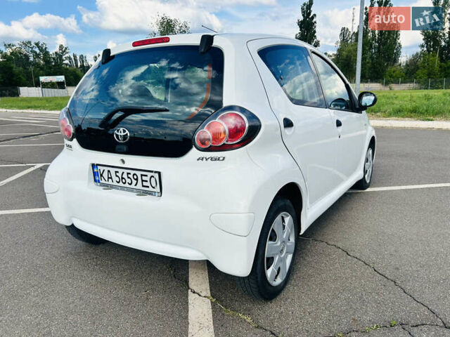 Белый Тойота Айго, объемом двигателя 1 л и пробегом 125 тыс. км за 5400 $, фото 6 на Automoto.ua