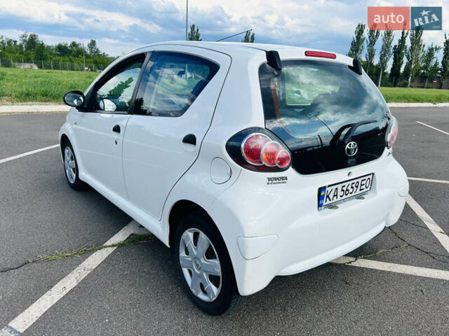 Белый Тойота Айго, объемом двигателя 1 л и пробегом 125 тыс. км за 5400 $, фото 4 на Automoto.ua