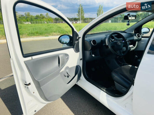 Белый Тойота Айго, объемом двигателя 1 л и пробегом 125 тыс. км за 5400 $, фото 11 на Automoto.ua