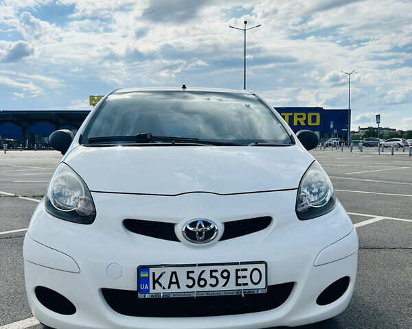 Белый Тойота Айго, объемом двигателя 1 л и пробегом 125 тыс. км за 5400 $, фото 1 на Automoto.ua