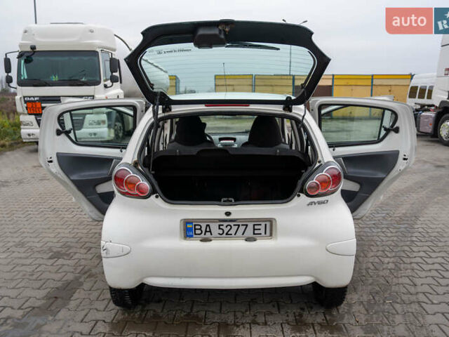 Білий Тойота Айго, об'ємом двигуна 1 л та пробігом 240 тис. км за 4000 $, фото 4 на Automoto.ua