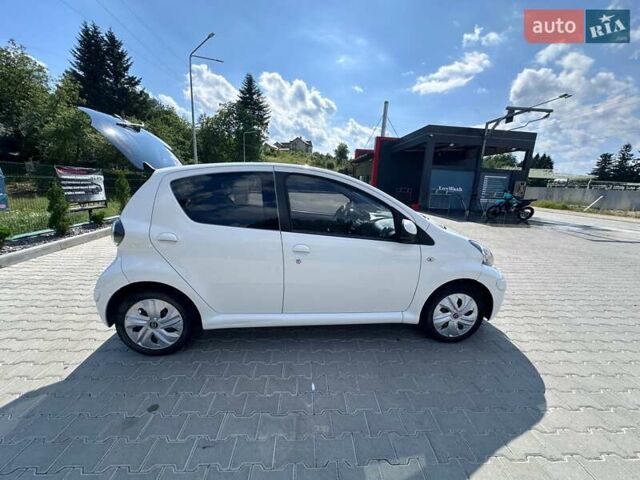 Белый Тойота Айго, объемом двигателя 1 л и пробегом 170 тыс. км за 4800 $, фото 2 на Automoto.ua
