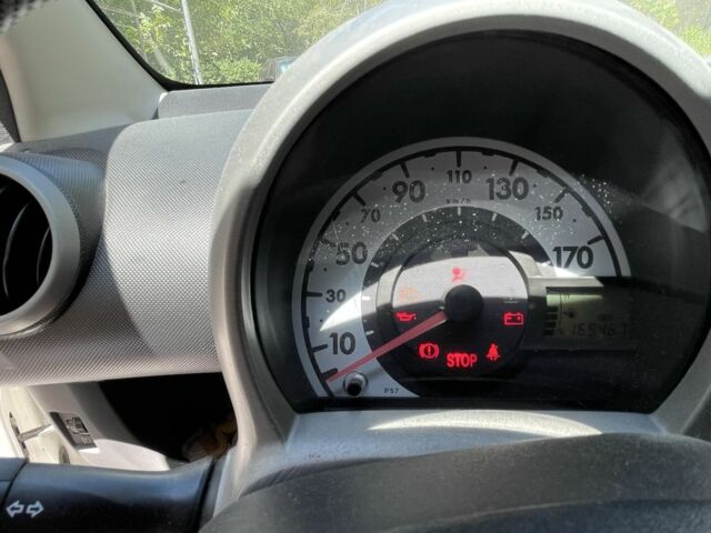 Білий Тойота Айго, об'ємом двигуна 0.9 л та пробігом 170 тис. км за 4000 $, фото 4 на Automoto.ua