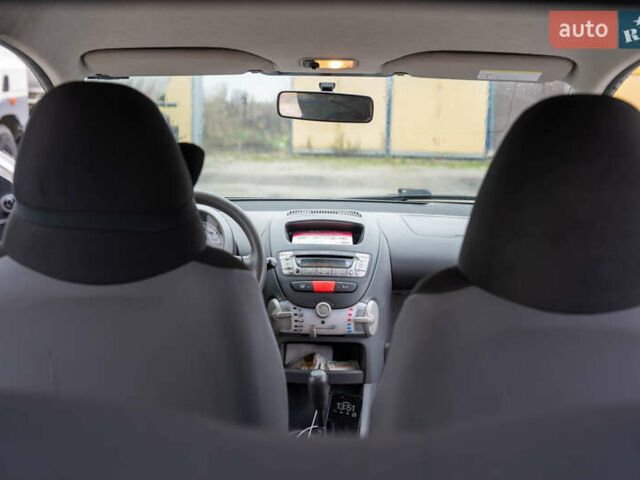 Білий Тойота Айго, об'ємом двигуна 1 л та пробігом 240 тис. км за 4000 $, фото 7 на Automoto.ua