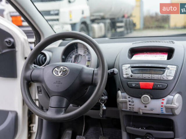 Білий Тойота Айго, об'ємом двигуна 1 л та пробігом 240 тис. км за 4000 $, фото 9 на Automoto.ua