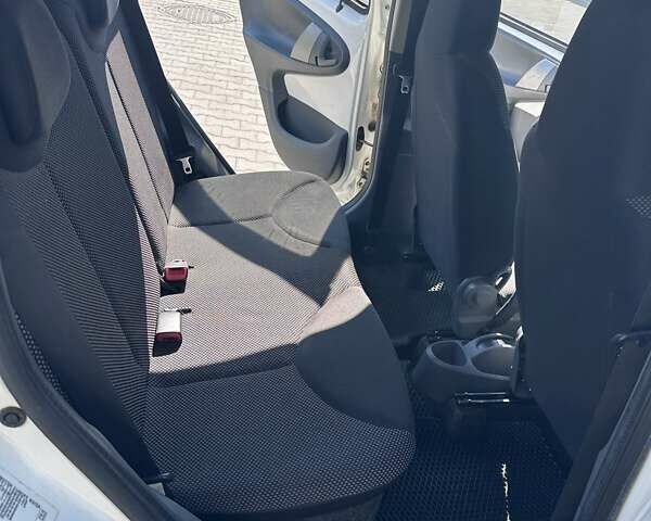 Белый Тойота Айго, объемом двигателя 1 л и пробегом 170 тыс. км за 4800 $, фото 29 на Automoto.ua