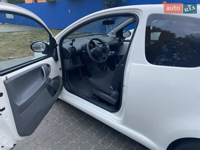 Білий Тойота Айго, об'ємом двигуна 0.98 л та пробігом 165 тис. км за 6100 $, фото 4 на Automoto.ua