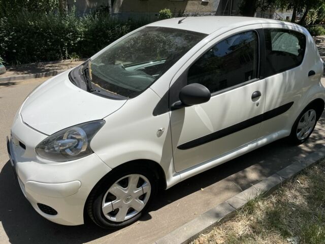 Білий Тойота Айго, об'ємом двигуна 0.9 л та пробігом 170 тис. км за 4000 $, фото 2 на Automoto.ua