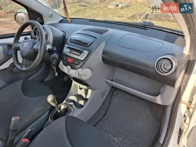 Белый Тойота Айго, объемом двигателя 1 л и пробегом 170 тыс. км за 4800 $, фото 14 на Automoto.ua