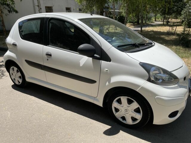 Білий Тойота Айго, об'ємом двигуна 0.9 л та пробігом 170 тис. км за 4000 $, фото 1 на Automoto.ua