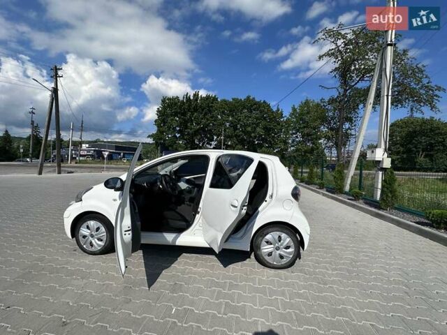 Белый Тойота Айго, объемом двигателя 1 л и пробегом 170 тыс. км за 4800 $, фото 1 на Automoto.ua