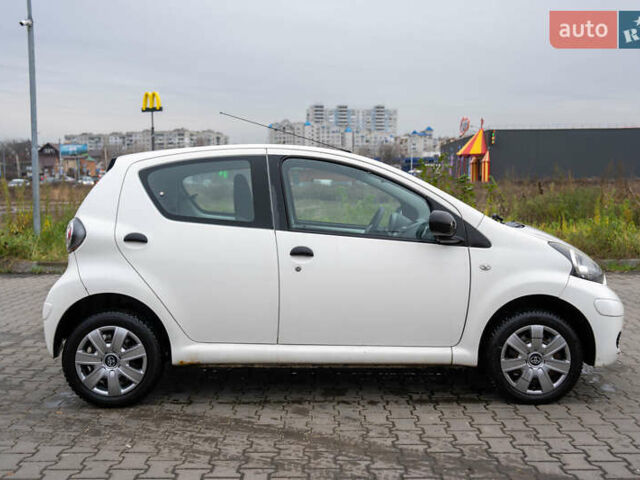 Білий Тойота Айго, об'ємом двигуна 1 л та пробігом 240 тис. км за 4000 $, фото 1 на Automoto.ua
