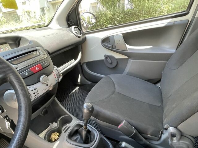 Білий Тойота Айго, об'ємом двигуна 0.9 л та пробігом 170 тис. км за 4000 $, фото 5 на Automoto.ua