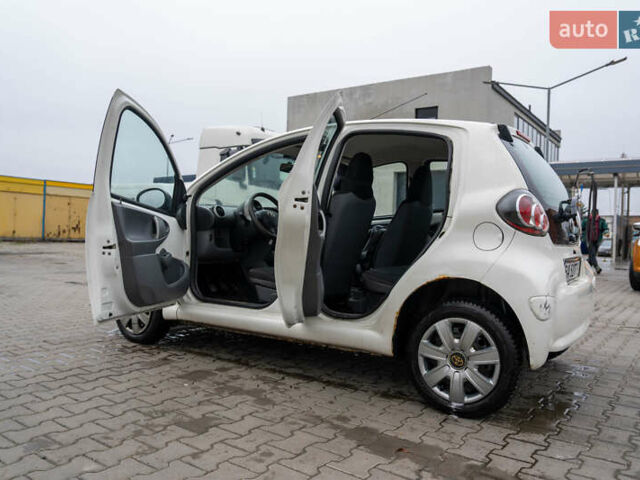 Білий Тойота Айго, об'ємом двигуна 1 л та пробігом 240 тис. км за 4000 $, фото 5 на Automoto.ua