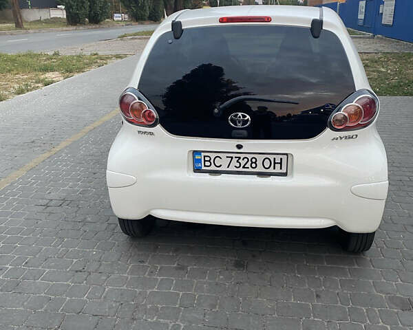 Білий Тойота Айго, об'ємом двигуна 0.98 л та пробігом 165 тис. км за 6100 $, фото 3 на Automoto.ua