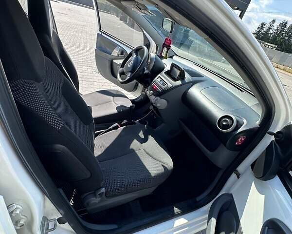 Белый Тойота Айго, объемом двигателя 1 л и пробегом 170 тыс. км за 4800 $, фото 22 на Automoto.ua