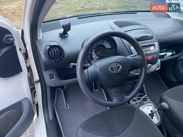 Білий Тойота Айго, об'ємом двигуна 0.98 л та пробігом 165 тис. км за 6100 $, фото 5 на Automoto.ua