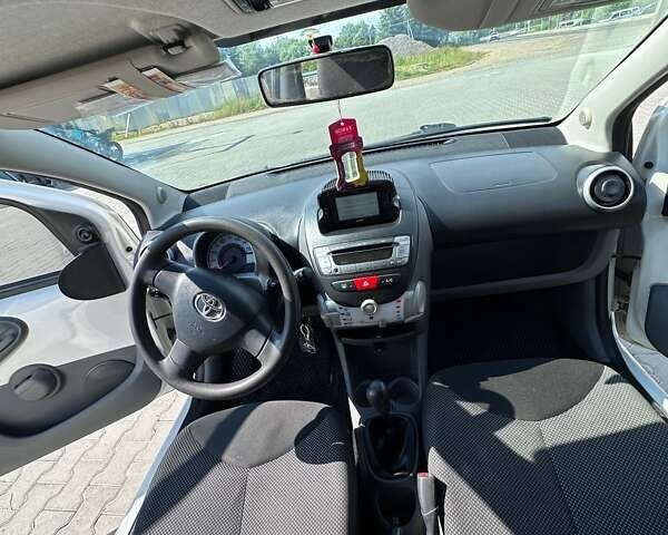 Белый Тойота Айго, объемом двигателя 1 л и пробегом 170 тыс. км за 4800 $, фото 21 на Automoto.ua