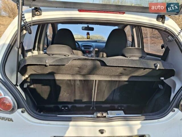 Белый Тойота Айго, объемом двигателя 1 л и пробегом 170 тыс. км за 4800 $, фото 31 на Automoto.ua