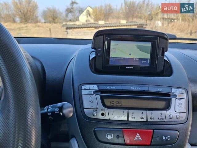 Белый Тойота Айго, объемом двигателя 1 л и пробегом 170 тыс. км за 4800 $, фото 12 на Automoto.ua