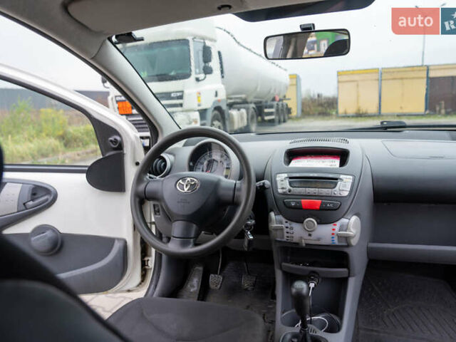 Білий Тойота Айго, об'ємом двигуна 1 л та пробігом 240 тис. км за 4000 $, фото 8 на Automoto.ua