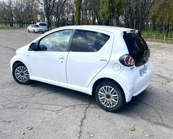 Белый Тойота Айго, объемом двигателя 1 л и пробегом 185 тыс. км за 6100 $, фото 1 на Automoto.ua