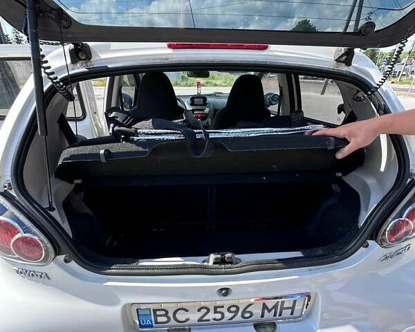 Белый Тойота Айго, объемом двигателя 1 л и пробегом 170 тыс. км за 4800 $, фото 32 на Automoto.ua