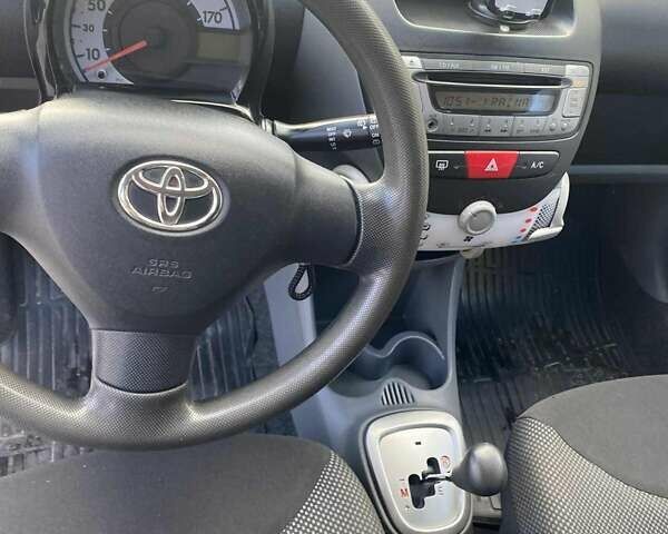 Белый Тойота Айго, объемом двигателя 1 л и пробегом 185 тыс. км за 6100 $, фото 3 на Automoto.ua