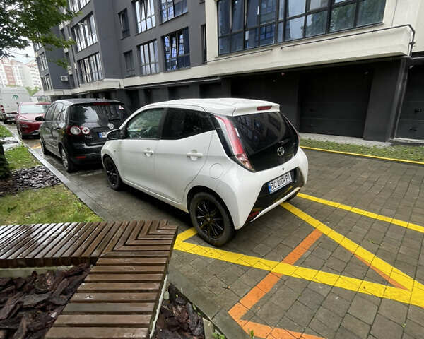 Белый Тойота Айго, объемом двигателя 1 л и пробегом 62 тыс. км за 9000 $, фото 3 на Automoto.ua